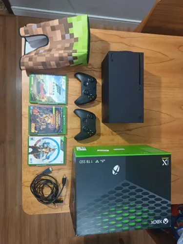 Vendo Xbox Series X 1TB semi-novo com 2 controles + 3 jogos e capa.