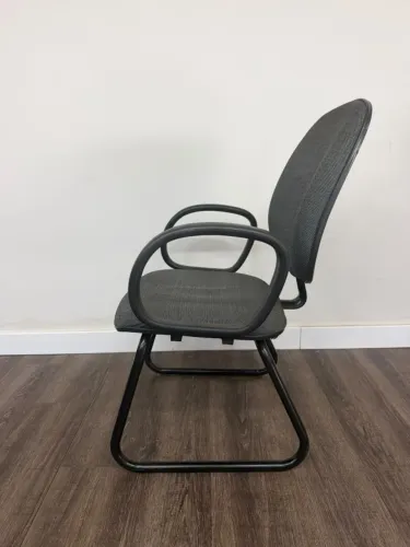 Cadeira fixa estofada com braços - escritório / sala de espera
