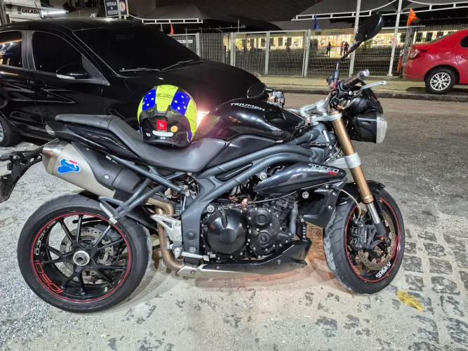 Speed triple 1050 absolutamente impecável.