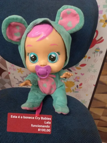 Esta é a boneca Cry Babies Lala da Multikids (versão ratinha), famosa por sua função inter