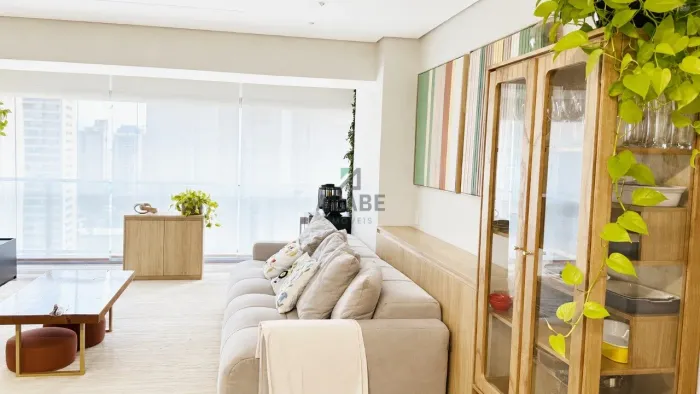 Apartamento no Brooklin com 2 quartos, sendo 2 suítes, 85m², mobiliado.