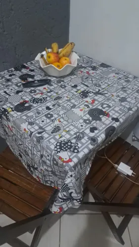 Mesa de madeira com 4 cadeiras