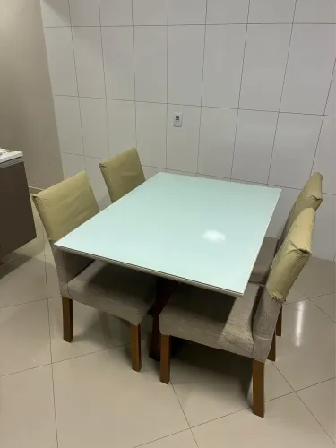 Mesa de Jantar 4 Lugares com Vidro Leitoso + Base Madeira Maciça | Conjunto Completo