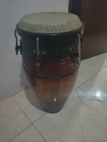 Um par de congas bem conservada 