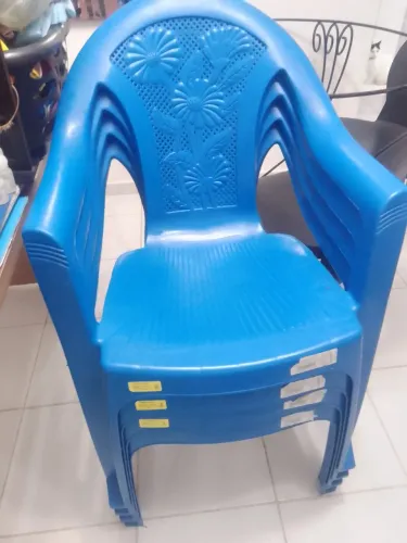 Vendo cadeiras em plástico super resistente. Tem quatro unidades dela ,na cor azul