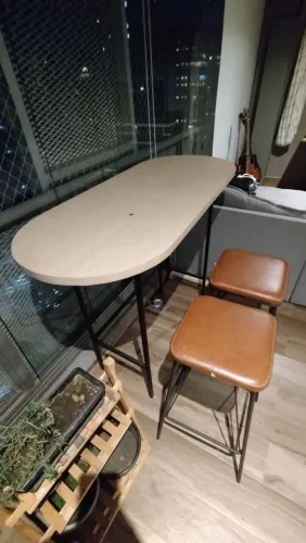 Balcão bistrô + banquetas de couro