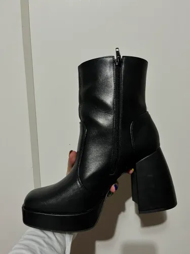 Bota preta semi nova