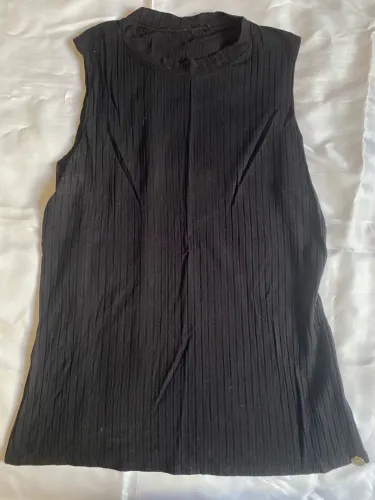 Blusa preta canelada