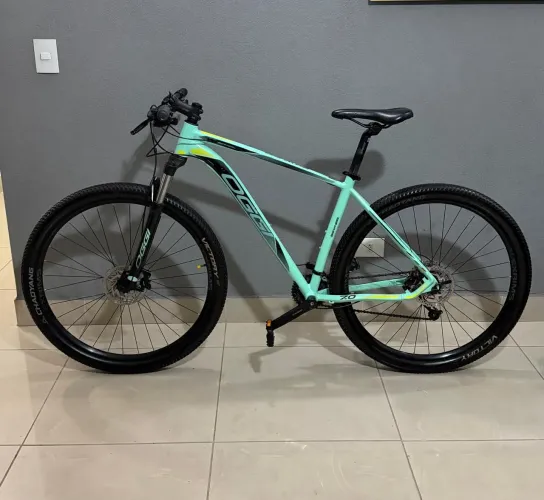 Bicicleta Oggi 7.0 verde e preta