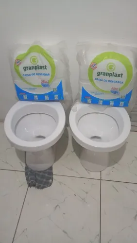 Dois vasos sanitário da marca santa clara Araxá e vem com descarregar