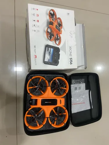Drone S156, um mini drone na cor laranja que acompanha um controle remoto