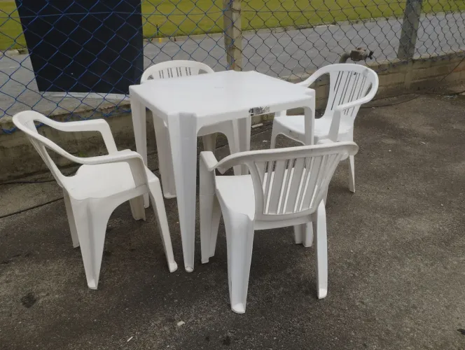 Jogo de mesa com 4 cadeiras 