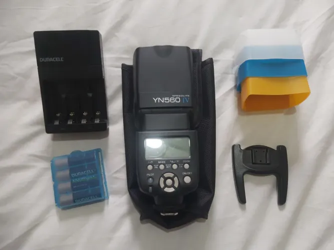KIT FLASH YN560 IV + CARREGADOR E PILHAS RECARREGÁVEIS