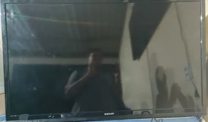 Vendo TV marca Semp com defeito 