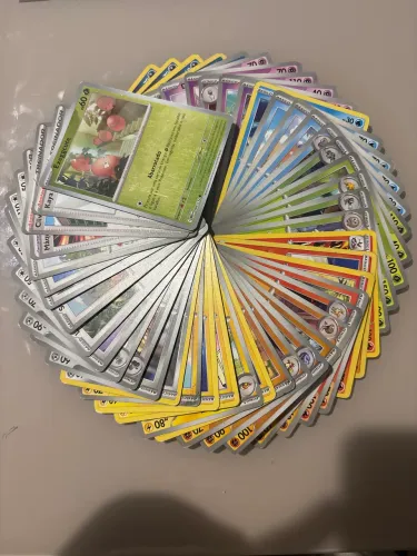 50 cartas Pokémon 45 comuns 4 treinadores e 1 brilhante todas originais