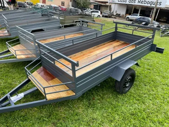 Carretinha Nova 2.50 x 1.20 com Cestinha Reforçada e Pneus Novos