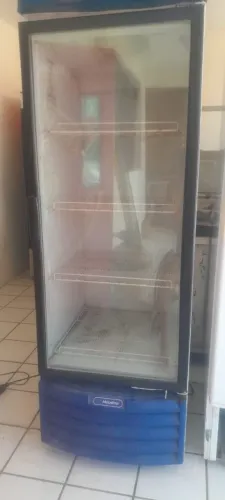 Vende-se frizer vertical com porta de vidro transparente expositor.