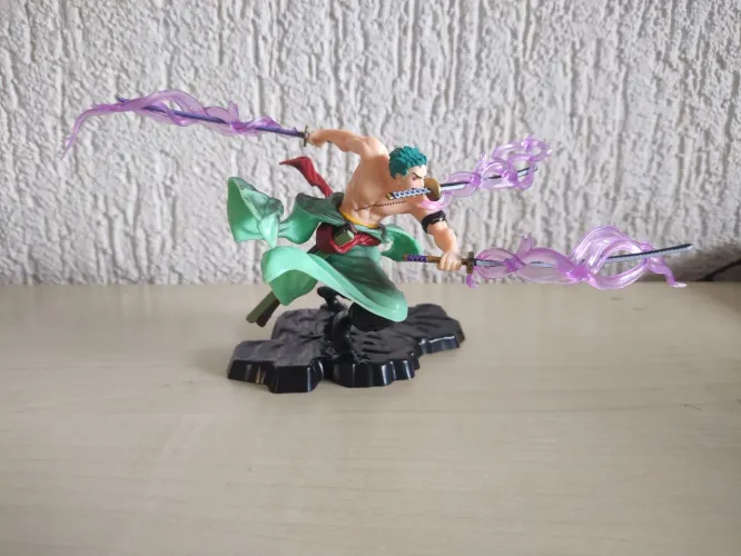 action figure de Roronoa Zoro do anime One Piece.