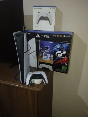 ? PS5 Digital Edition 825GB + 2 Controles DualSense + Caixa Original