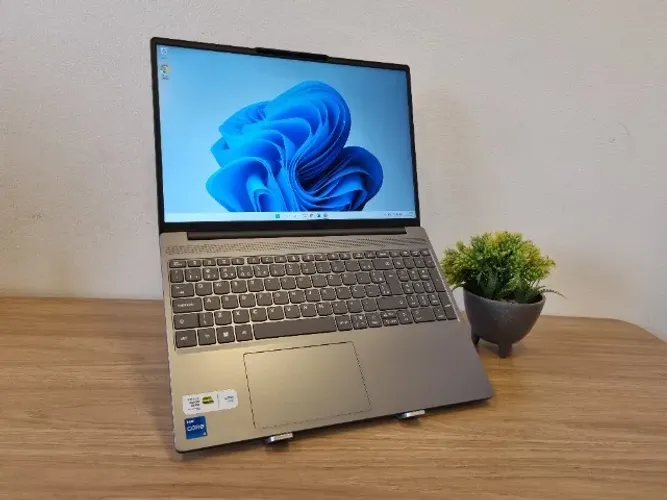 Notebook Lenovo IdeaPad Slim 3 15IRH10 - Core i5 | 13ª geração | 512GB SSD | 8GB DDR5 | 15