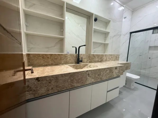 Casa em condomínio fechado com 3 suítes com total segurança e ótima localizacao.