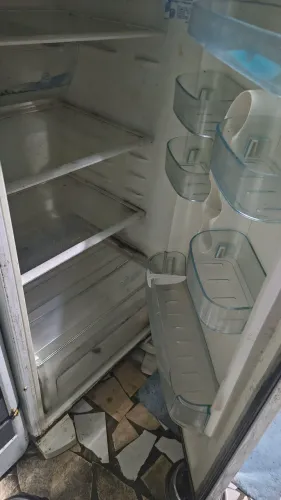 Geladeira com defeito após limpeza possivel apveitar as peças,preciso desocupar a garagem.