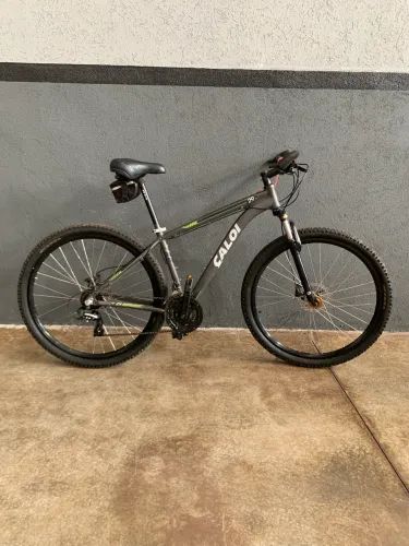 Vendo mountain bike Caloi aro 29, em ótimo estado de conservação.