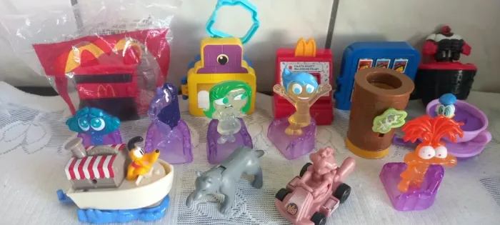 Kit com 15 brinqhedos MC Donalds