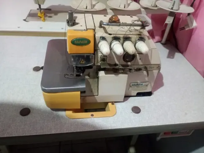 MÁQUINA DE COSTURA INTERLOQUE, RETA E COLARETE