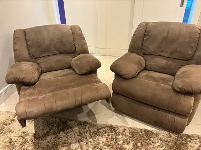 duas poltronas reclináveis manuais marrons