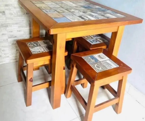 Mesa de madeira com ladrilhos estilo retrô área gourmet 