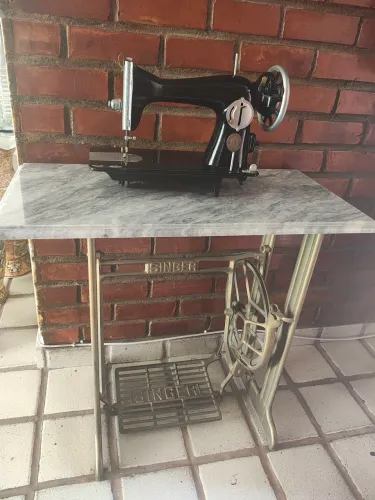Pé com base em granito de máquina de costura antiga