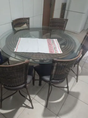 Vende se uma mesa redonda de vidro com 6 cadeiras 
