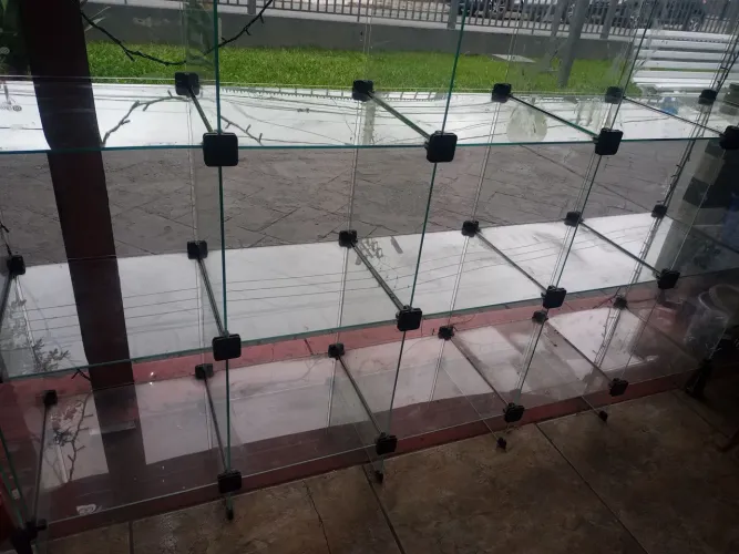 Vendo Vitrine de vidro 15 nichos 1,50x1,00x0,30 usado