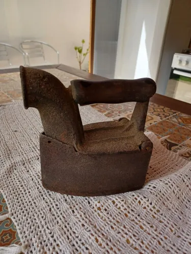 Ferro de passar antigo 
