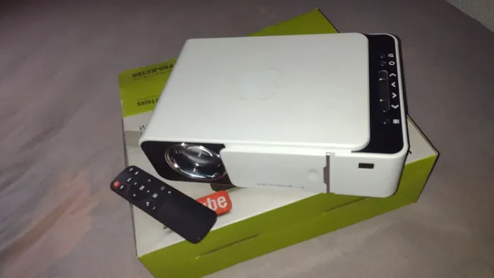 Projetor T5 Led espelhamento celular Wifi 2500 Lúmens Branco 110-240v