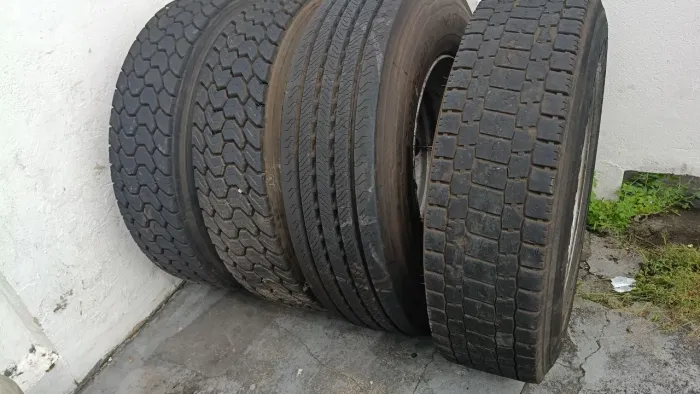 Vendo pneu e roda 295/85