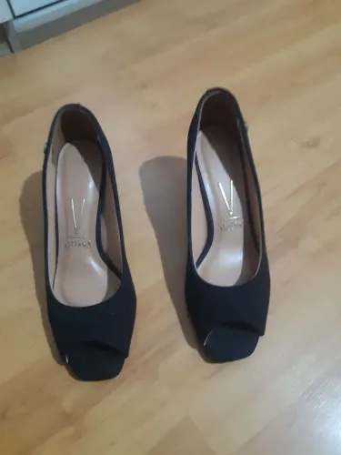 Peep toe Vizzano em camurça, preto