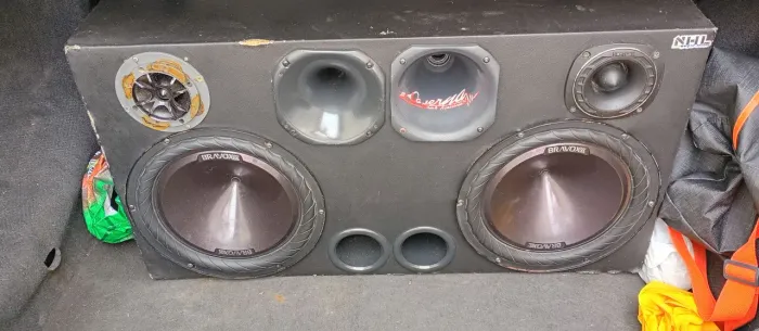 Vendo caixa trio completa, bate muito em ótimo estado