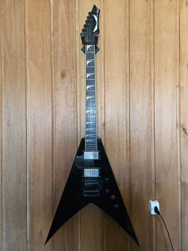 Guitarra elétrica dean dave mustaine preta