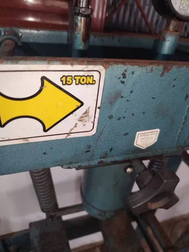 Vendo: PRENÇA HIDRÁULICA 15 toneladas