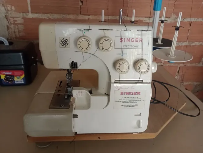 Máquina ponto cadeia eletrônica Singer doméstica, funcionando perfeitamente