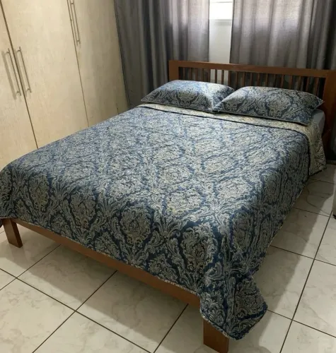 Quarto Casal Completo: Cama + Cômoda em Madeira Maciça + Colchão Orthocrin D33