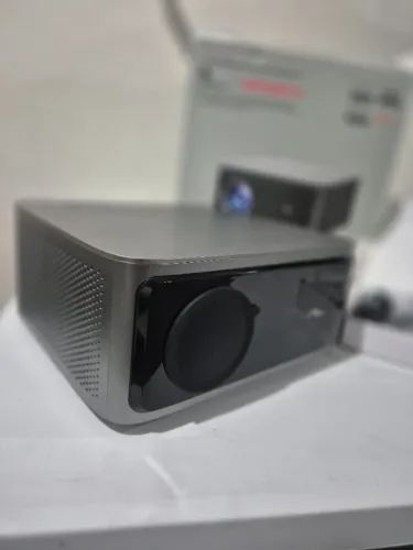 Projetor Smart Bettdow AC1071 - 1000 ANSI, Netflix Oficial, Android 13, Suporte a 4K e Foc