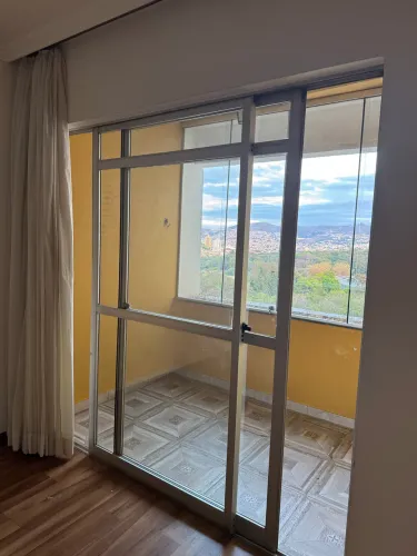 Porta de correr 2,25m de altura por 3,00m de largura com 2 partes móveis