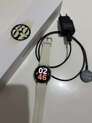 Smartwatch Samsung Galaxy Watch6 BT 40mm Tela Super AMOLED de 1.31" Creme
