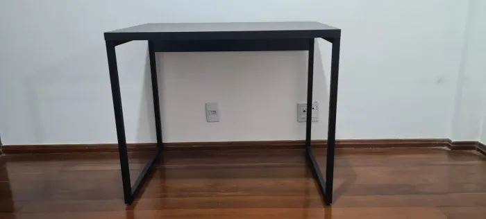 Mesa e cadeira de escritório 