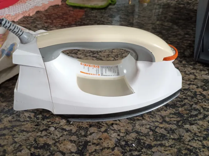 Ferro de passar roupa Black e Decker 