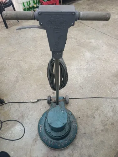 Vende-se uma enceradeira industrial