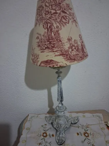 Abatjour de metal branco com cúpula estilosa